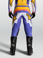 Alpinestars Fluid Drag Hose, Motocross-Hose in Blau und Gold, Rückansicht mit verstärktem Sitz, Stretch-Cord-Einsätzen und schwarzen technischen Stiefeln.