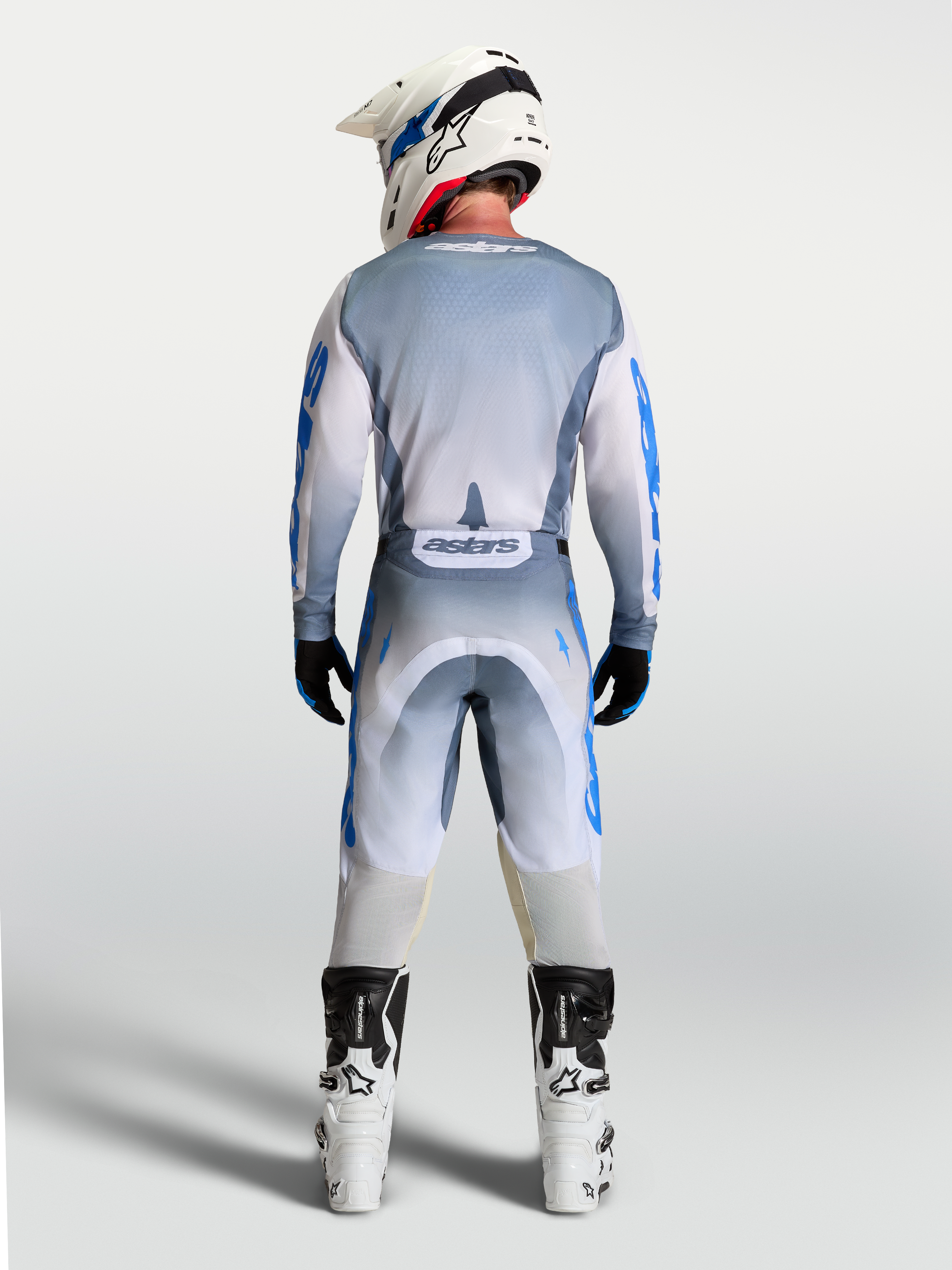 Alpinestars Racer Amber Trikot, Herren-Motocross-Ausrüstung in Grau und Blau, Rückansicht am Model.