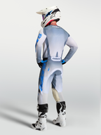 Alpinestars Racer Amber Hose und 2027 Gear Set, Motocross-Rennausrüstung, Grau und Blau, Rückansicht an einem Fahrer.