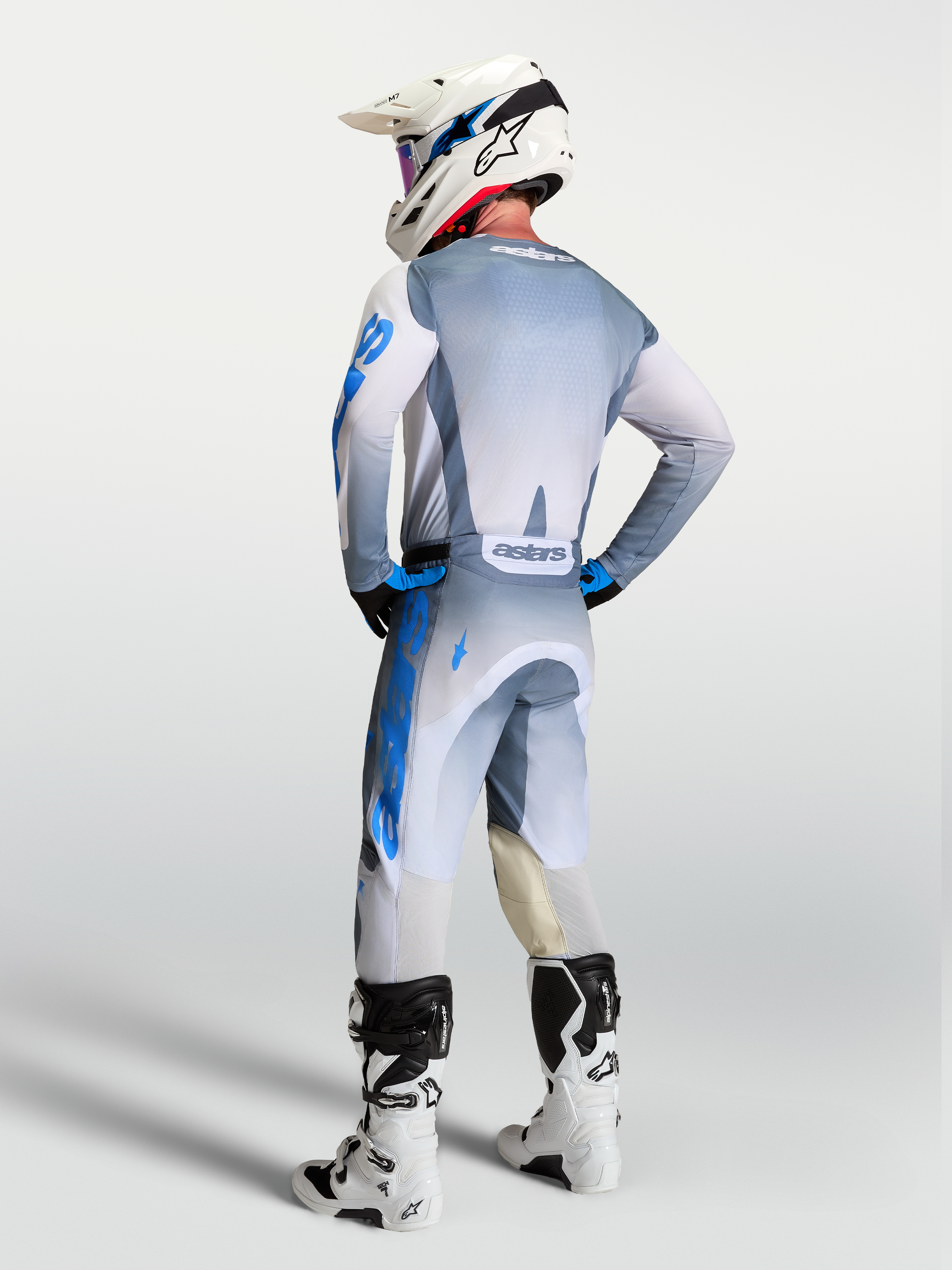 Alpinestars Racer Amber Hose und 2027 Gear Set, Motocross-Rennausrüstung, Grau und Blau, Rückansicht an einem Fahrer.