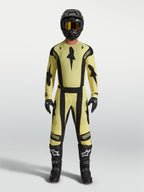 Alpinestars Techstar Atrox Trikot, Motocross-Oberteil für Herren in Gelb und Schwarz, athletische Rennpassform mit lasergeschnittener Belüftung, getragen von einem Model
