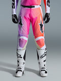 Alpinestars 2026 Racer Air Portl Hose, Motocross-Hose, lebhafter Farbverlauf in Lila, Pink und Orange, mit markanten Stern-Logos auf den Oberschenkeln, getragen mit weißen Rennstiefeln und schwarzen Handschuhen, entwickelt für High-Performance-Offroad-Fahrten.