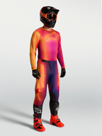 Alpinestars Fluid Kepler Hose und Trikot, Herren Motocross-Set in Lila und Orange, ergonomische Passform mit Offroad-Stiefeln.