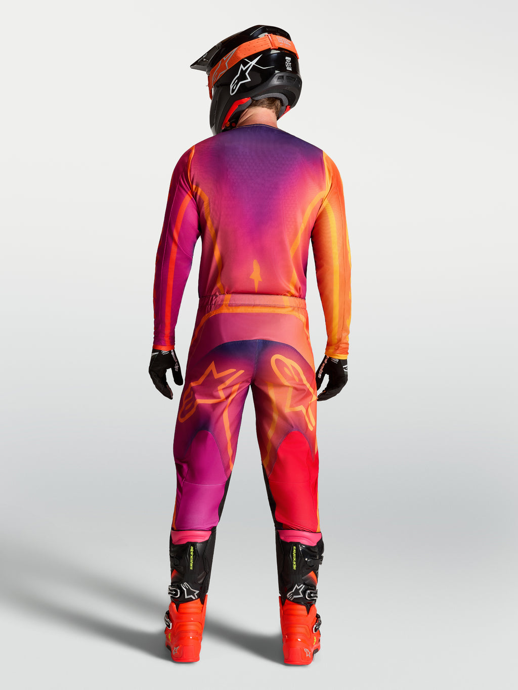 Alpinestars Fluid Kepler Trikot, Herren-MX-Trikot, Lila und Orange, Rückansicht eines Fahrers mit passender MX-Hose.