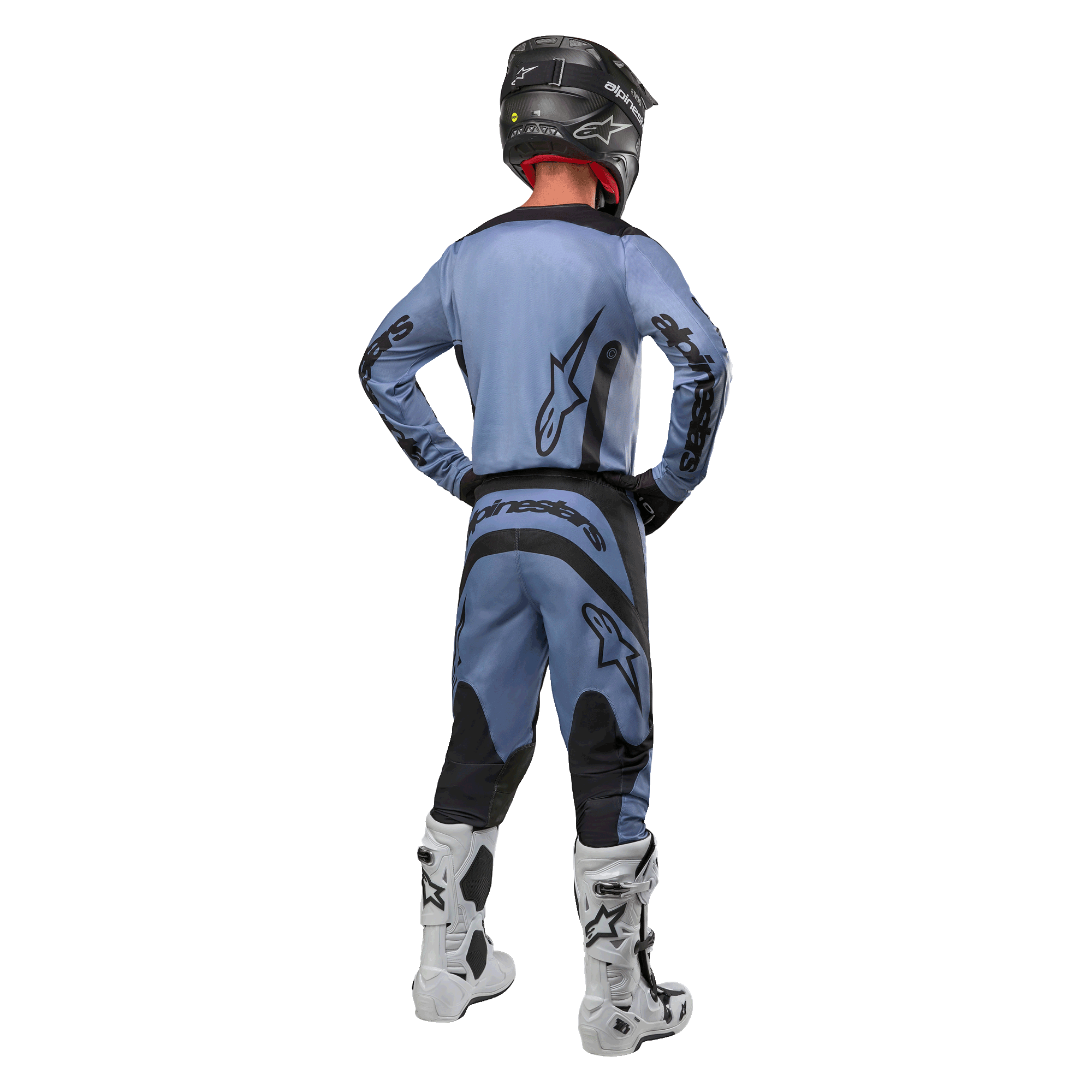 Motocross-Fahrer von hinten, Alpinestars 2024 Fluid Lurv Trikot und passende Hose in Hellblau und Schwarz, schwarzes Branding auf dem Rücken und den Ärmeln, schwarzer Helm und weiße Stiefel.