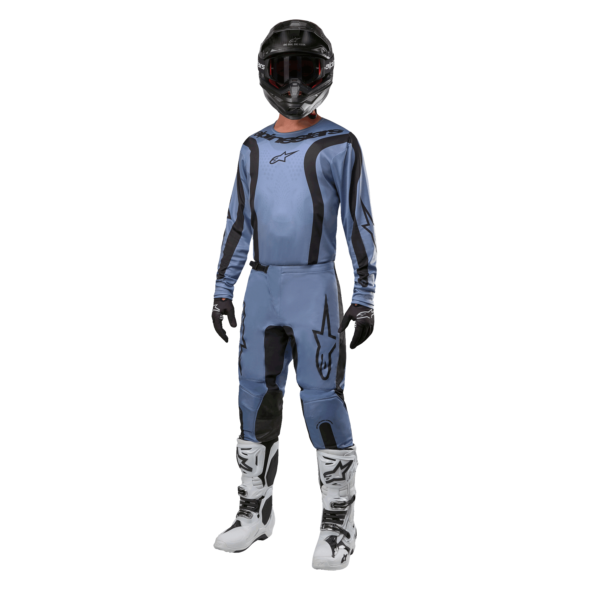 Motocross-Fahrer in kompletter Rennausrüstung, Alpinestars 2024 Fluid Lurv Trikot in Hellblau und Schwarz, passende hellblaue Hose mit schwarzen Einsätzen, weiß-schwarze Stiefel, schwarze Handschuhe, schwarzer Helm mit Brille, abgestimmtes Outfit für den Offroad-Rennsport