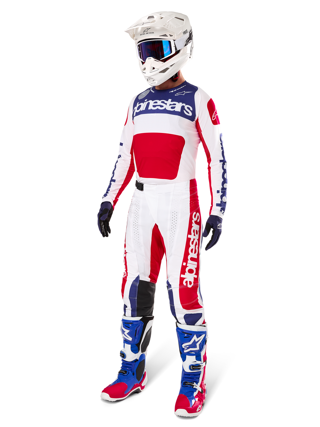 Motocross-Fahrer in kompletter Rennausrüstung, mit dem Alpinestars Limited Edition Techstar Fortitude Jersey in Hellrot, Weiß und Blau. Passende Motocross-Hose, weißer Helm mit blauer Brille und blau-rote Stiefel bieten einen koordinierten Look für den Offroad-Wettbewerb.
