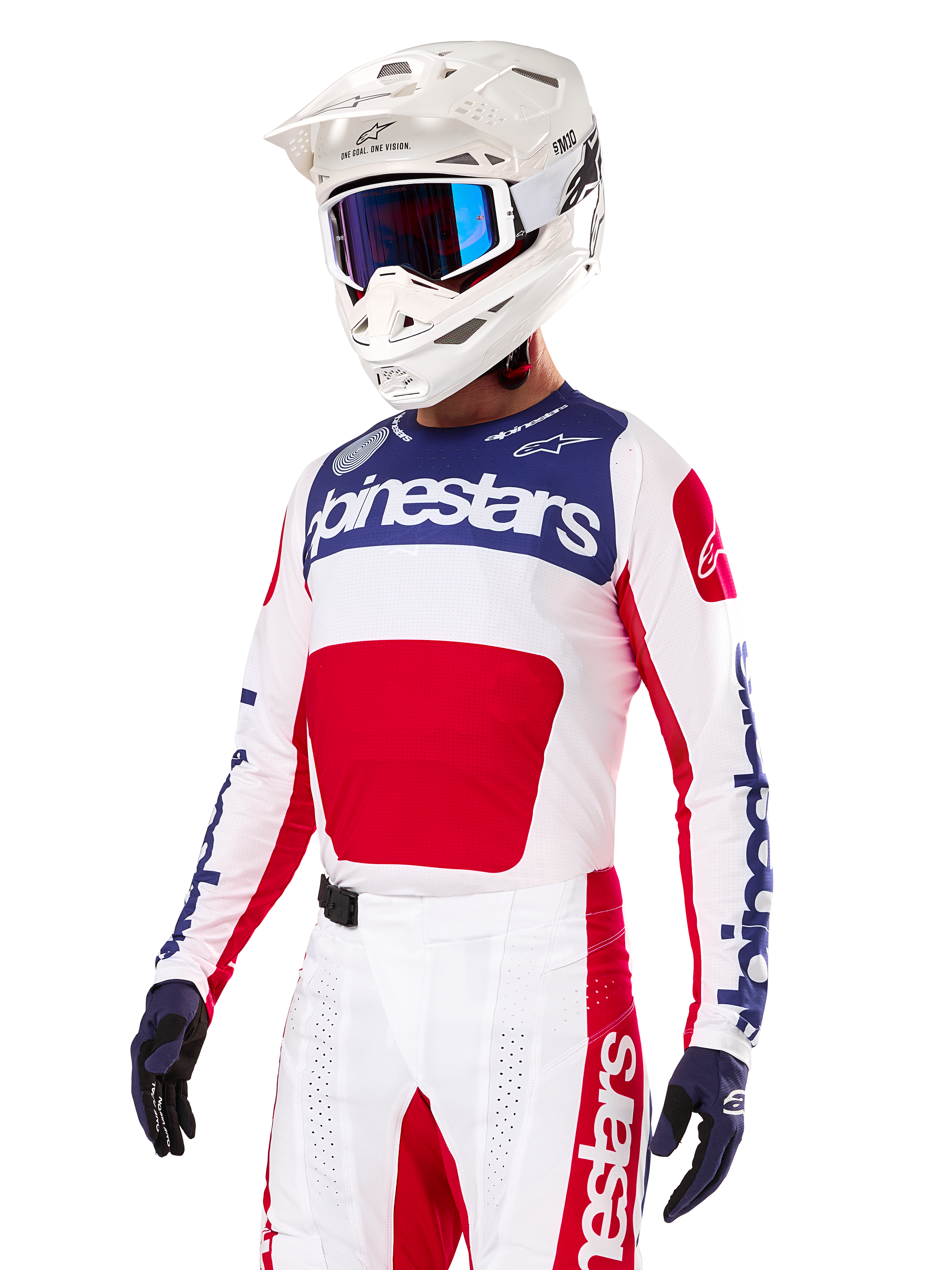 Motocross-Fahrer im Alpinestars Limited Edition Techstar Fortitude Jersey, Bright Red White Blue, mit weißem Helm, blauer Brille und passender Hose, Hochleistungs-Rennbekleidung für Offroad-Wettkämpfe