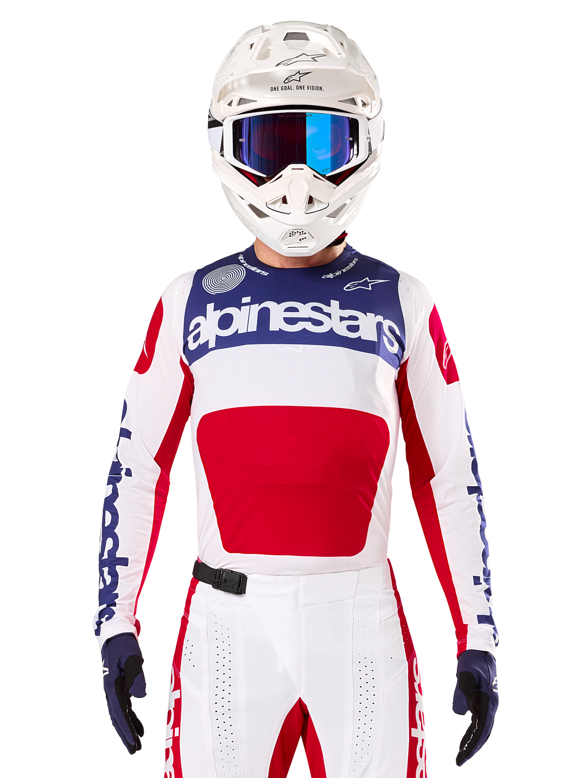 Limited Edition Techstar Fortitude Trikot, Motocross-Renntrikot, Weiß, Rot und Blau, getragen mit passender Hose und Helm, mit Alpinestars-Branding und „One Goal One Vision“-Motto, perforierte Details, schlankes Design für Offroad-Performance