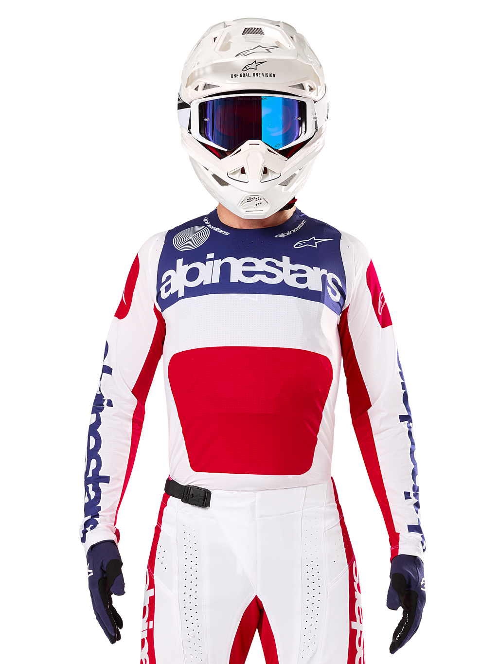 Limited Edition Techstar Fortitude Trikot, Motocross-Renntrikot, Weiß, Rot und Blau, getragen mit passender Hose und Helm, mit Alpinestars-Branding und „One Goal One Vision“-Motto, perforierte Details, schlankes Design für Offroad-Performance