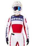 Limited Edition Techstar Fortitude Trikot, Motocross-Renntrikot, Weiß, Rot und Blau, getragen mit passender Hose und Helm, mit Alpinestars-Branding und „One Goal One Vision“-Motto, perforierte Details, schlankes Design für Offroad-Performance