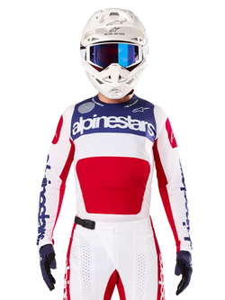 Limited Edition Techstar Fortitude Trikot, Motocross-Renntrikot, Weiß, Rot und Blau, getragen mit passender Hose und Helm, mit Alpinestars-Branding und „One Goal One Vision“-Motto, perforierte Details, schlankes Design für Offroad-Performance