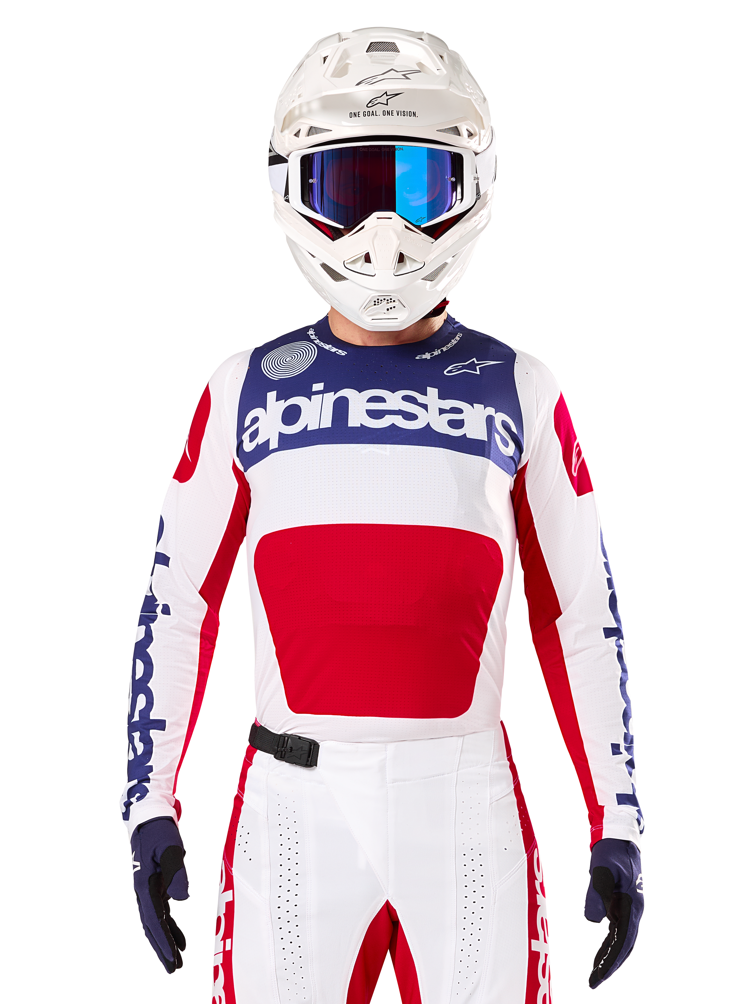 Limited Edition Techstar Fortitude Trikot, Motocross-Renntrikot, Weiß, Rot und Blau, getragen mit passender Hose und Helm, mit Alpinestars-Branding und „One Goal One Vision“-Motto, perforierte Details, schlankes Design für Offroad-Performance