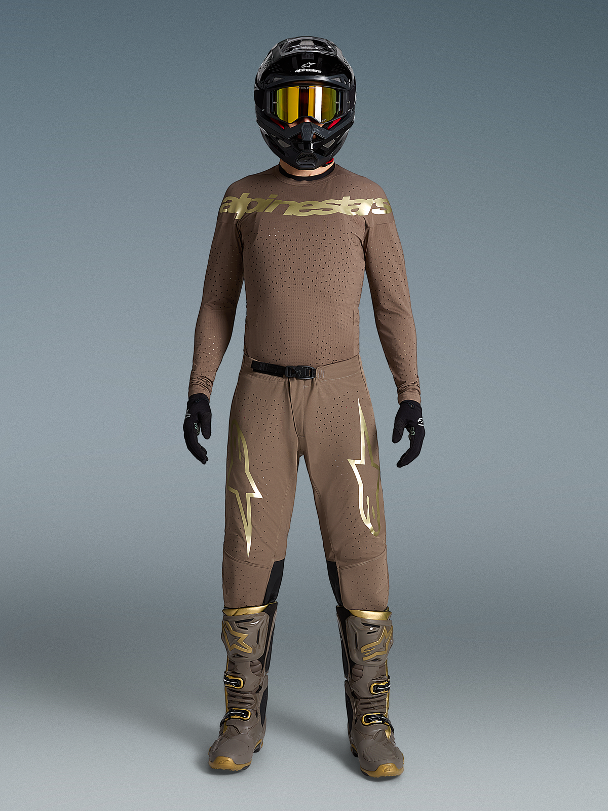 Limited Edition Supertech Air Gold Bekleidungsset, tanfarbenes MX-Outfit mit Gold-Logos, passende Stiefel und Helm.