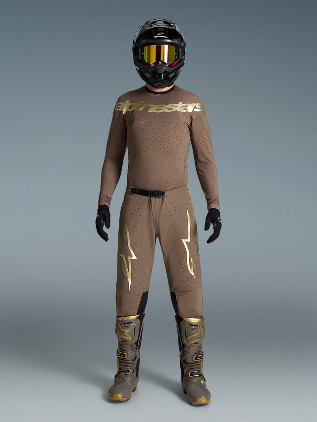 Limited Edition Supertech Air Gold Bekleidungsset, tanfarbenes MX-Outfit mit Gold-Logos, passende Stiefel und Helm.