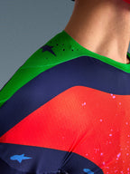 Nahaufnahme des Alpinestars Limited Edition Supertech Records Trikots, mehrfarbiges Design mit grüner Schulterpartie, marineblauen und roten Einsätzen, mit lasergeschnittenen Perforationen und atmungsaktivem Mesh-Gewebe für professionelle Motocross-Performance.
