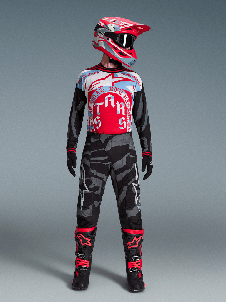 Techstar Ausrüstungs-Set Beast Coast Limited Edition, rot-blaues Trikot, graue Camo-Hose und roter Helm.