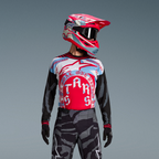 Techstar Ausrüstungs-Set Beast Coast Limited Edition, buntes Trikot mit Camouflage-Hose, pinker Helm und Schutzbrille.