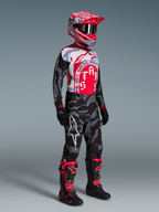 Alpinestars Techstar Beast Coast MX-Set: rot-blaues Trikot, graue Camo-Hose, schwarze Stiefel, Limited Edition.