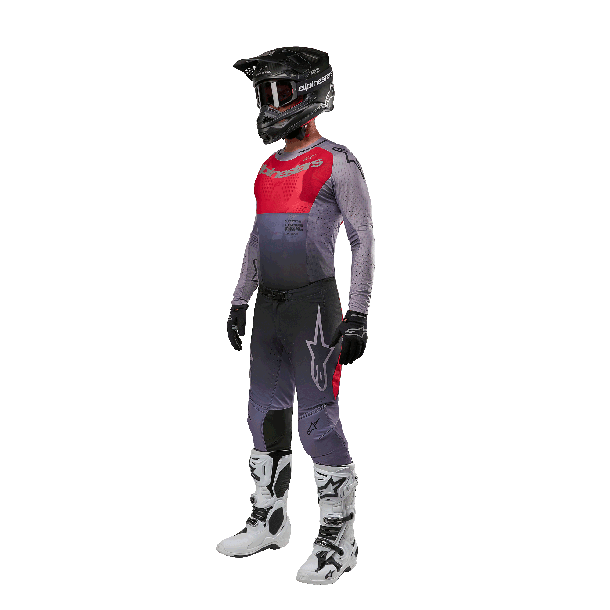 Motocross-Fahrer in kompletter Rennausrüstung, Alpinestars 2024 Supertech Dade Trikot in Iron Red Berry und Grau, passende graue Hose mit roten Akzenten, schwarzer Helm mit Goggles, weiß-schwarze Stiefel, schwarze Handschuhe, abgestimmtes Outfit für den Offroad-Rennsport