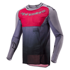 Alpinestars 2024 Supertech Dade Trikot, Motocross-Trikot, Iron Red Berry und Grau, mit einem leuchtend roten Brustpanel mit silbernem Branding, dunkelgrauem Farbverlauf an der Taille, lasergeschnittenen Perforationen an den Ärmeln und Seiten und einem athletischen Race-Fit-Design.