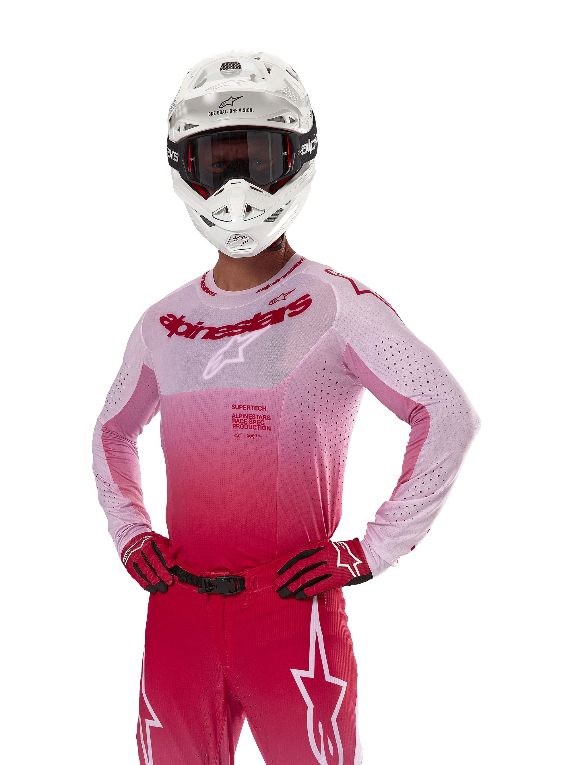 Alpinestars 2024 Supertech Dade Trikot, Motocross-Rennausrüstung, Design mit Farbverlauf in Red Berry Lilac, langärmliges Trikot mit lasergeschnittenen Perforationen, getragen von einem Fahrer mit weißem Helm sowie passenden roten Handschuhen und Hosen, professionelles Motocross-Set auf weißem Hintergrund