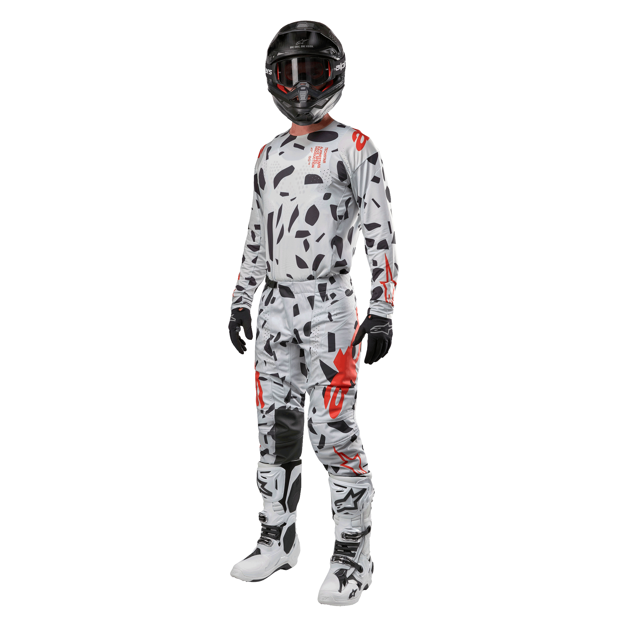 Motocross-Fahrer im Alpinestars 2024 Techstar Rantera Trikot in Haze Gray Camo, passende Hose mit roten und schwarzen Akzenten, schwarzer Helm und Brille, schwarze Handschuhe, weiße und schwarze Stiefel, komplette abgestimmte Motocross-Rennausrüstung für Offroad-Performance