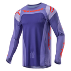 Alpinestars 2024 Techstar Ocuri Trikot, Motocross-Trikot, Lila und Hot Orange, langärmelige sportliche Passform mit lasergeschnittenen Perforationen, auffälliges oranges Branding auf Brust und Ärmeln, feuchtigkeitsableitendes Poly-Gewebe für Offroad-Rennsport