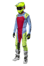 Alpinestars 2024 Techstar Ocuri Jersey und Ausrüstungsset, Motocross-Fahrer in Hellblau, Neongelb und Red Berry Kit, inklusive neongelbem Helm, passender Hose und weißen Stiefeln, abgestimmtes Rennoutfit für Offroad-Wettbewerbe