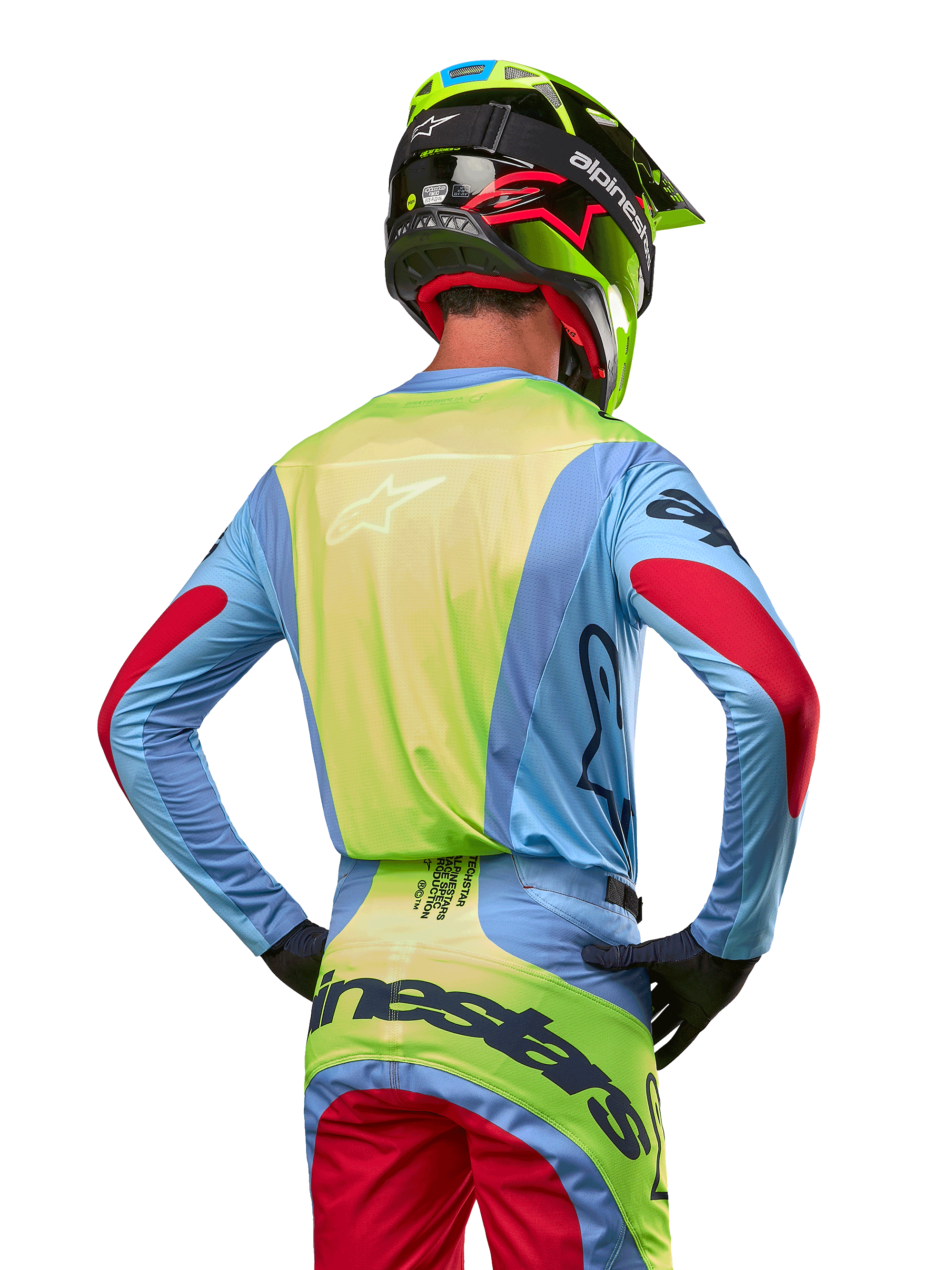 Motocross-Fahrer von hinten im Alpinestars 2024 Techstar Ocuri Trikot, Hellblau mit neongelber Rückseite und roten Ärmelakzenten, passende Motocross-Hose und neongelber Helm, abgestimmtes Outfit für Offroad-Rennen