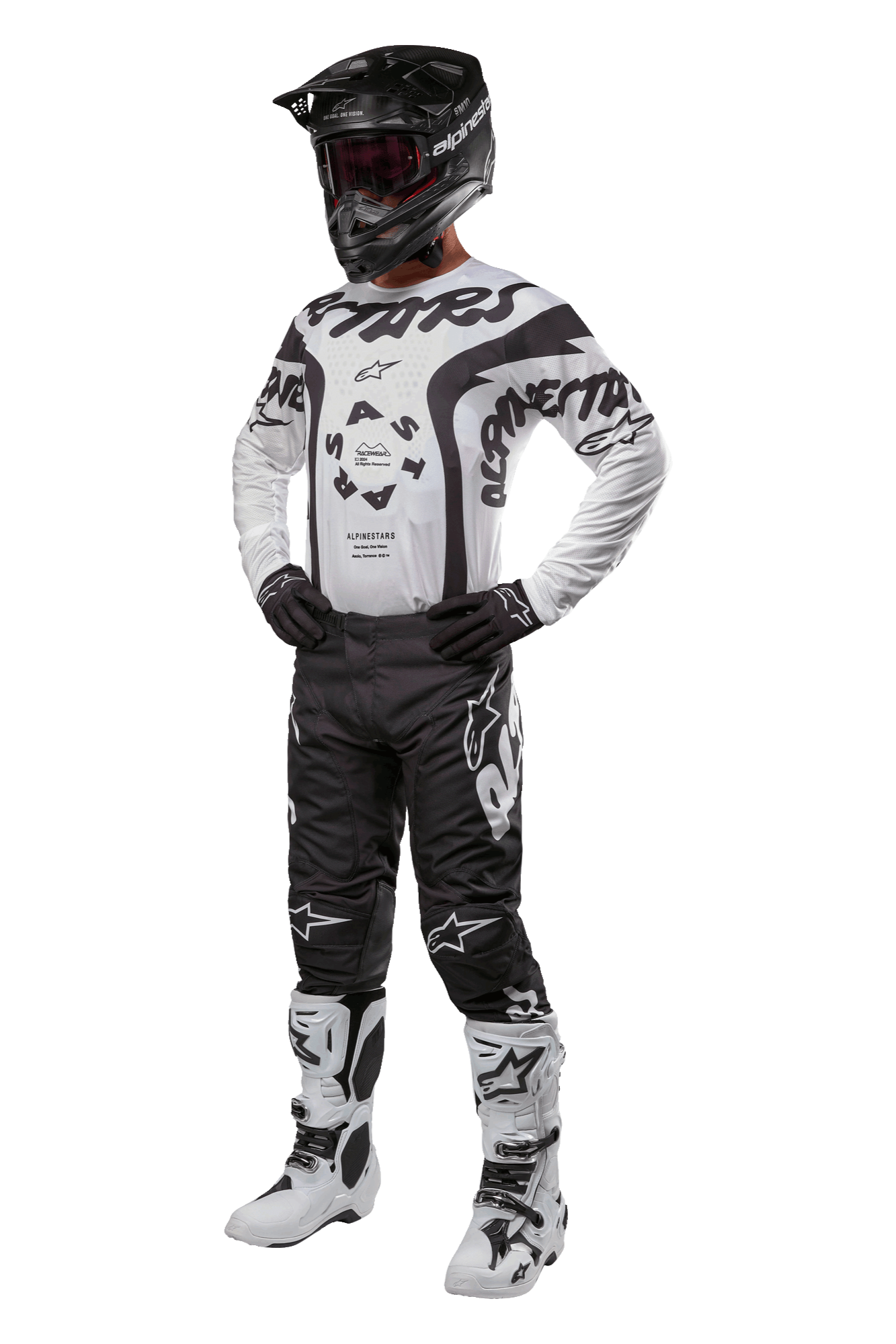 Motocross-Fahrer in kompletter Ausrüstung mit dem Alpinestars 2024 Racer Hana Jersey in Weiß und Schwarz, schwarze Motocross-Hose mit weißen Logos, schwarzer Helm, weiß-schwarze Racing-Stiefel und schwarze Handschuhe, professionelles Offroad-Rennoutfit