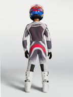 Alpinestars 2027 Jugend Supertech Swan Trikot und Gear-Set, grau-weiße Motocross-Kombi mit roten Akzenten, Rückansicht.