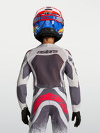 Alpinestars Supertech Swan Jugend-Motocross-Trikot und Hose in Grau, Weiß und Fluo-Rot, Rückansicht am Model, Mesh-Gewebe.
