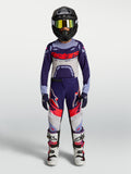 Alpinestars 2027 Supertech Jugend-Trikot Dyna Ausrüstungsset, Jugend-Motocross-Outfit in Lila und Weiß mit Helm und Stiefeln.
