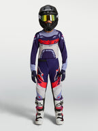 Alpinestars 2027 Supertech Jugend-Trikot Dyna Ausrüstungsset, Jugend-Motocross-Outfit in Lila und Weiß mit Helm und Stiefeln.