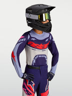 Alpinestars Supertech Jugend-Trikot Dyna, Motocross-Trikot, Lila und Rot, athletische Rennpassform, am Model getragen.