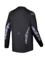 Alpinestars 2025 Youth Racer Graphite Trikot, Rückansicht, Schwarz und Grau, langärmeliges Motocross-Trikot mit grauem Alpinestars-Branding auf Ärmeln und Seiten, feuchtigkeitsableitendes Material mit verlängertem Rückenteil für Offroad-Fahrten