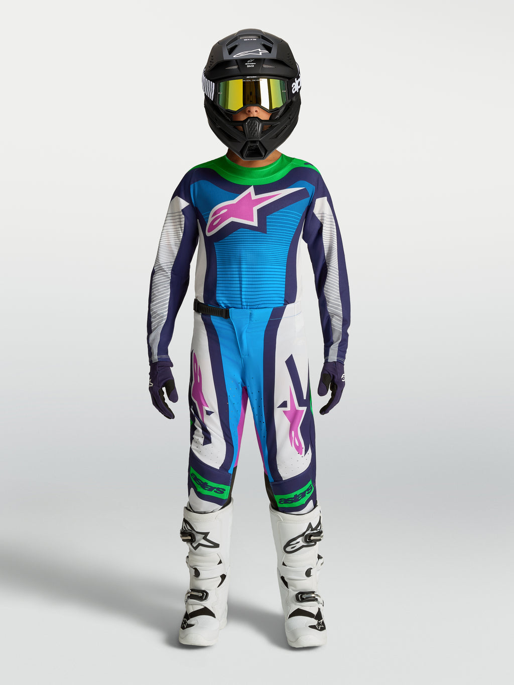 Alpinestars Supertech Maven Jugend-Ausrüstungsset, Motocross-Outfit, Blau und Weiß mit pinken und grünen Akzenten, am Model.