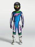 Alpinestars Supertech Maven Jugend-Ausrüstungsset, Motocross-Outfit, Blau und Weiß mit pinken und grünen Akzenten, am Model.