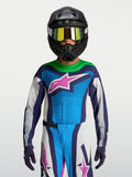Alpinestars Supertech Maven Jugend-Trikot, blau-weißes MX-Rennsport-Trikot mit pinkem Logo und grünen Details.
