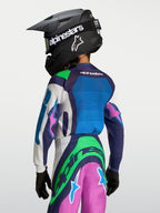 Alpinestars Supertech Maven Jugend-Trikot, Motocross-Ausrüstung für junge Fahrer, Blau und Grün, Rückansicht mit Helm