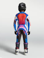Alpinestars Supertech Jugend-Motocross-Gear-Set Maven 2027, Trikot und Hose in Blau und Hot Coral, Rückansicht am Model.