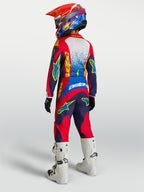 Alpinestars Jugend Fluid Drag Gear Set, Motocross-Outfit in Blau und Rot, Rückansicht mit weißen Motorradstiefeln.