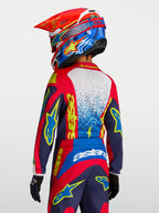 Alpinestars Fluid Jugend-Trikot Drag, Motocross-Trikot in Rot und Navyblau mit gelben Grafiken, Rückansicht auf dem Fahrer.