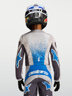 Alpinestars Fluid Jugend-Trikot Drag, Motocross-Renntrikot, Grau und Blau, atmungsaktive Konstruktion, Rückansicht mit Helm