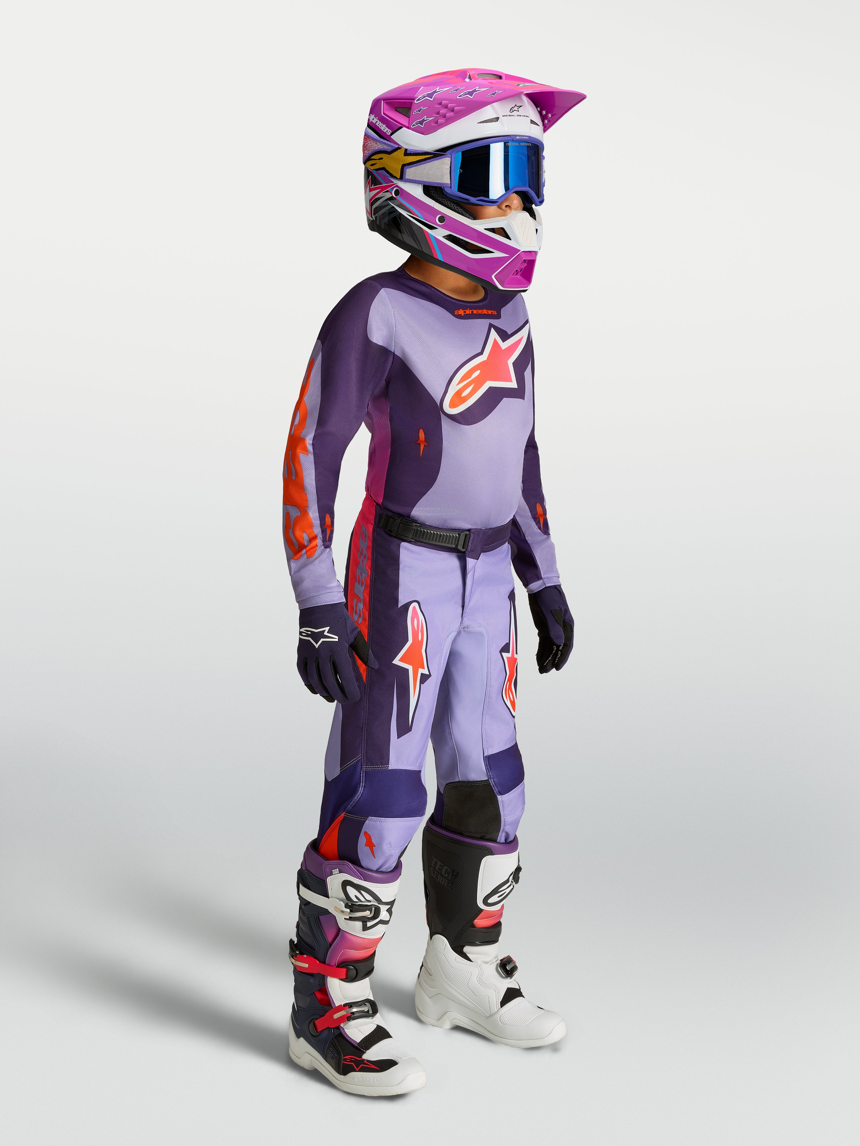 Alpinestars 2027 Youth Fluid Hunt Gear Set, Lila und Pink Fluo, Motocross-Trikot und Hose für Jugend, Offroad-Rennen am Modell.