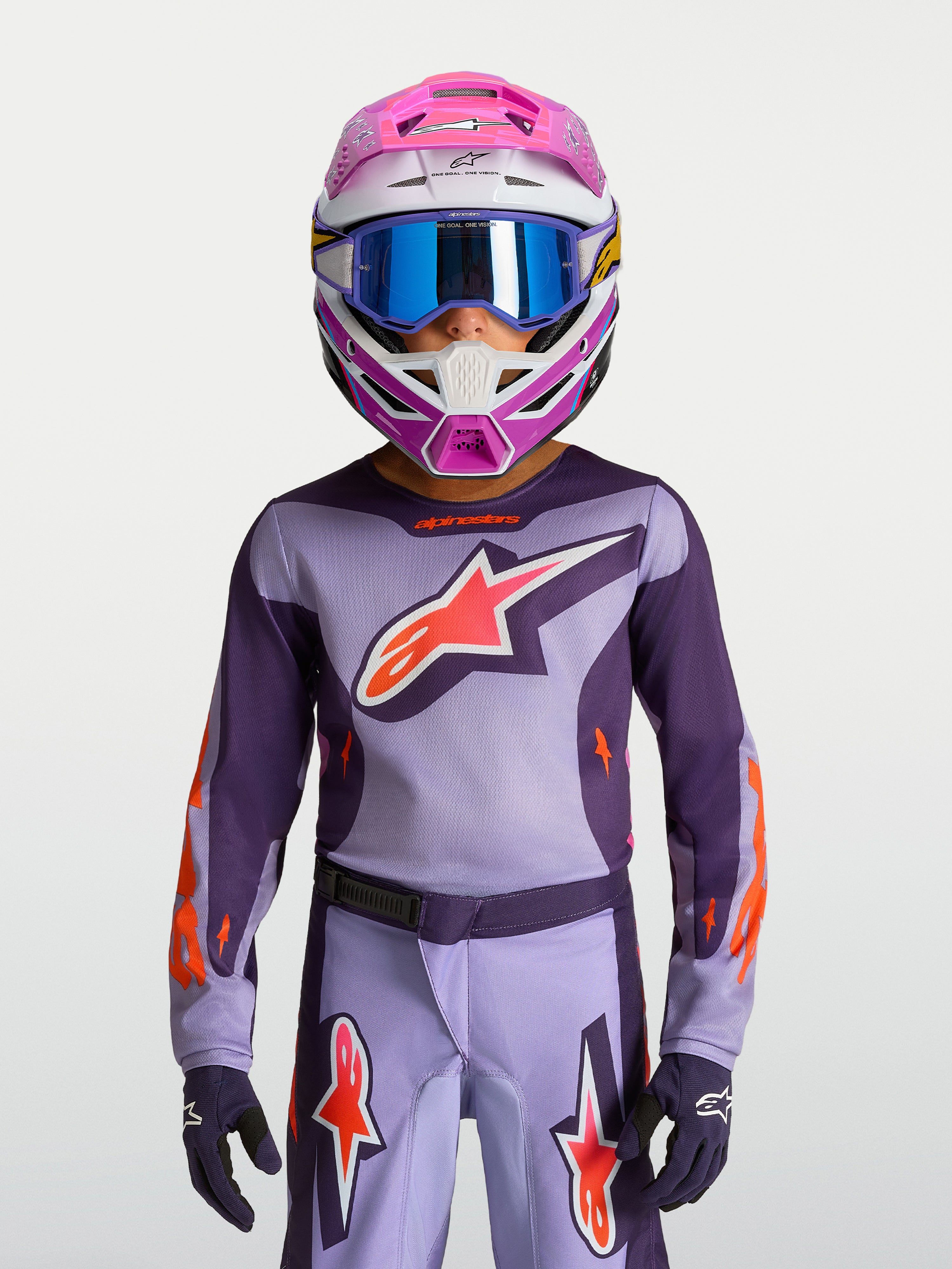 Alpinestars Fluid Hunt Jugend-Trikot 2027, Lila und Neon-Pink, getragen mit Helm und Schutzbrille, MX-Ausrüstung für Kinder.