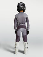 Alpinestars 2027 Fluid Jugend-Trikot Amber Gear Set, Grau und Violett, Motocross-Rennbekleidung, Rückansicht junger Fahrer.