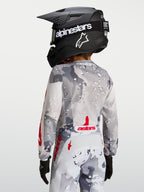 Alpinestars Fluid Jugend-Trikot Lone, Motocross-Oberteil, Grau mit Tarnmuster und Rot, Rückansicht mit ergonomischer Passform und verlängertem hinterem Saum.