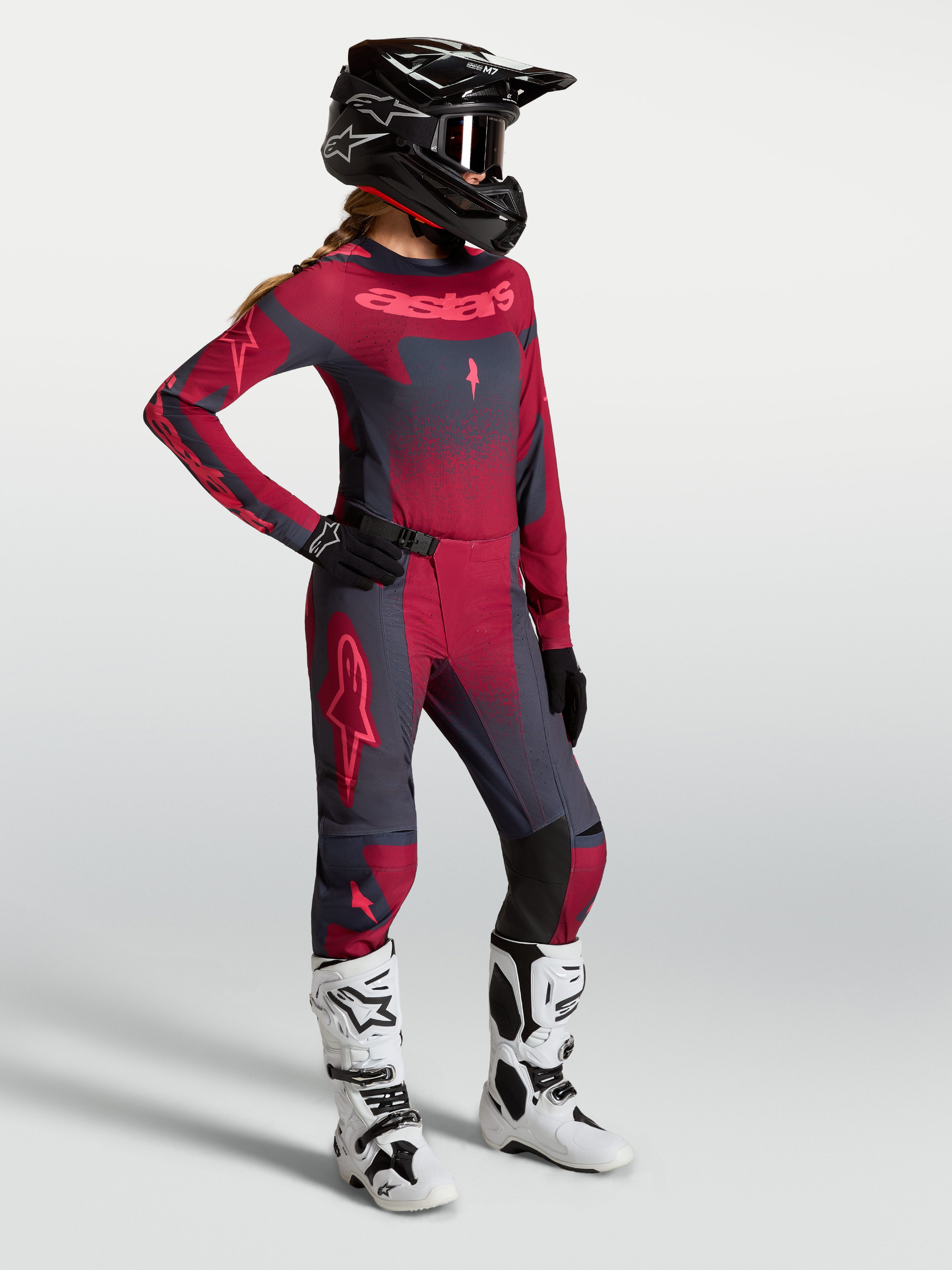 Alpinestars Stella Techstar Swan Gear Set und Hose, Damen-Motocross-Ausrüstung in Karmesinrot und Dunkelgrau.